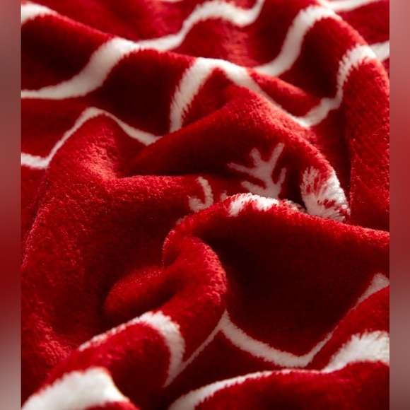 NWT Holiday Time 50"x60" red and white holiday Rolled Plush Throw - Picture 3 of 6